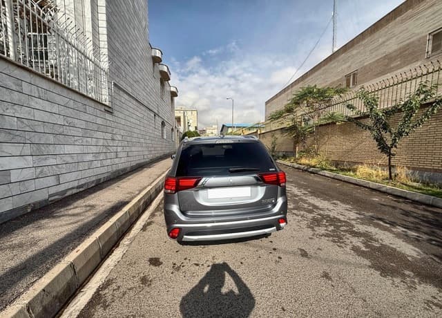 میتسوبیشی اوتلندر PHEV