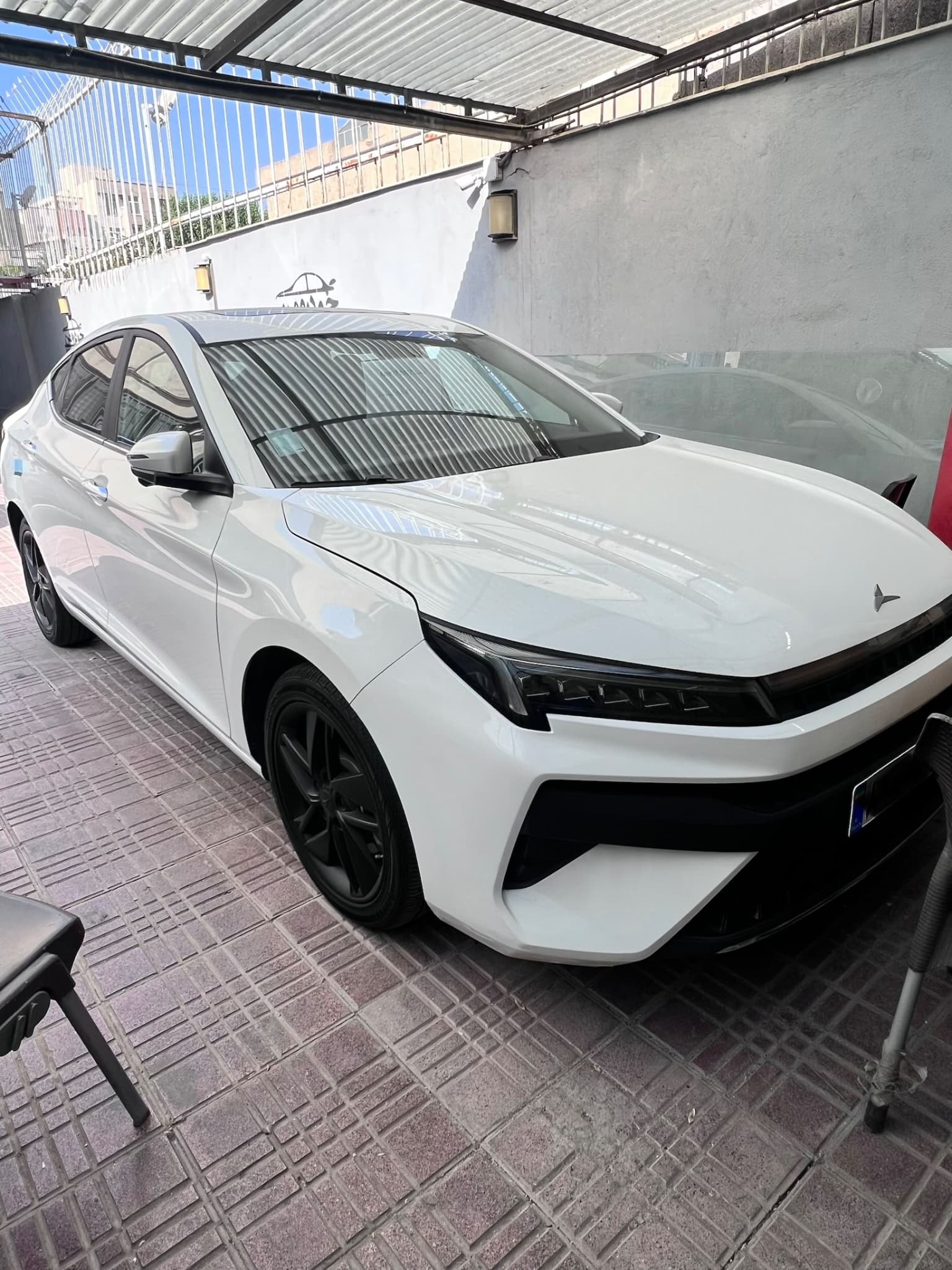 کی ام سی J7 — عکس ۲