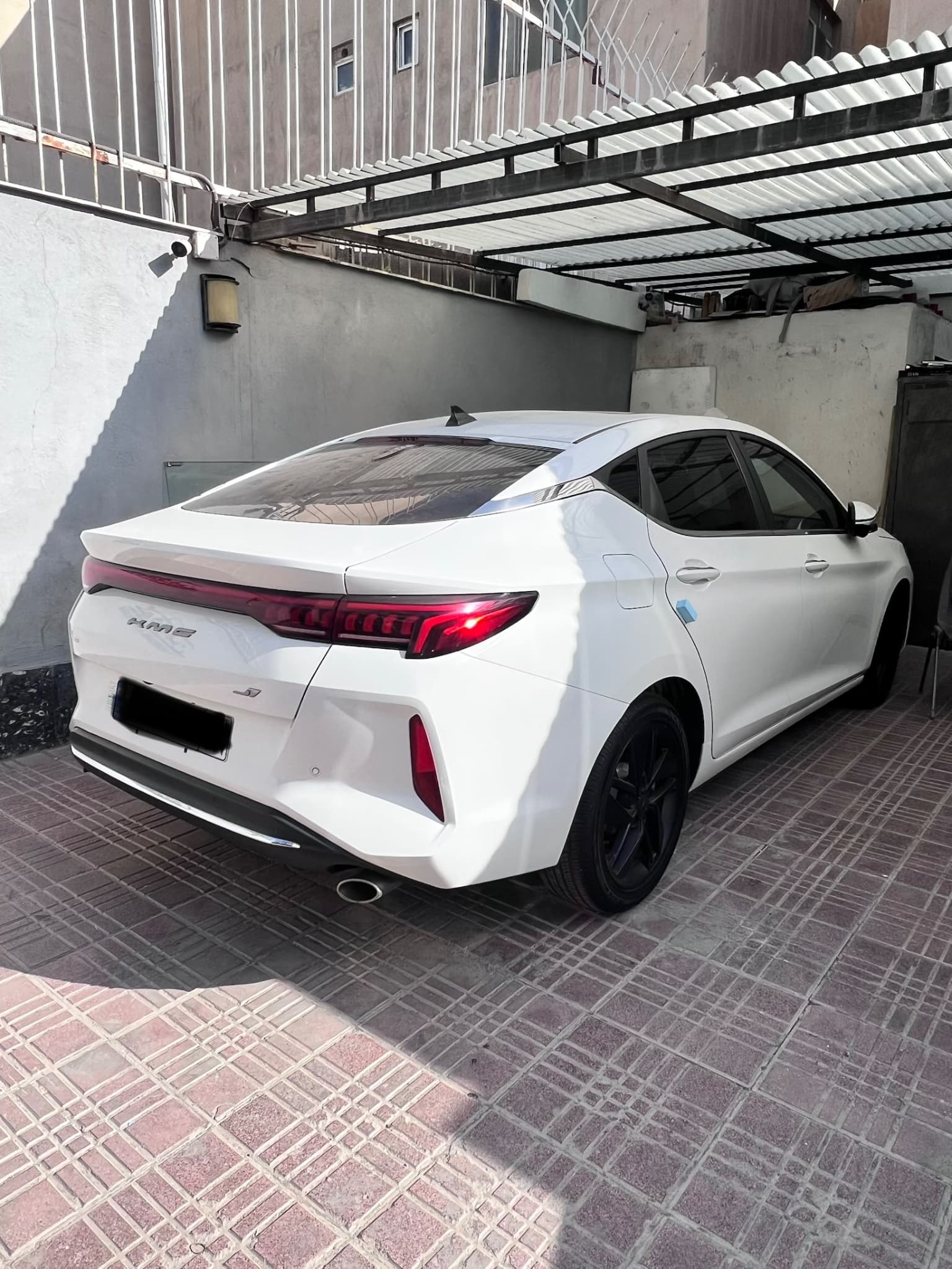 کی ام سی J7 — عکس ۱
